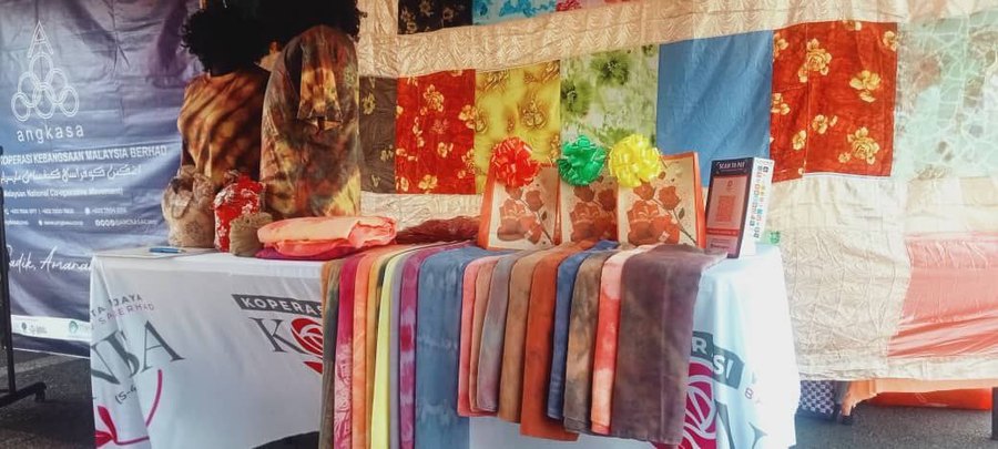 Jualan batik di booth