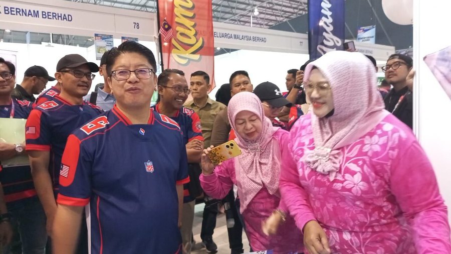 Rombongan ke pameran