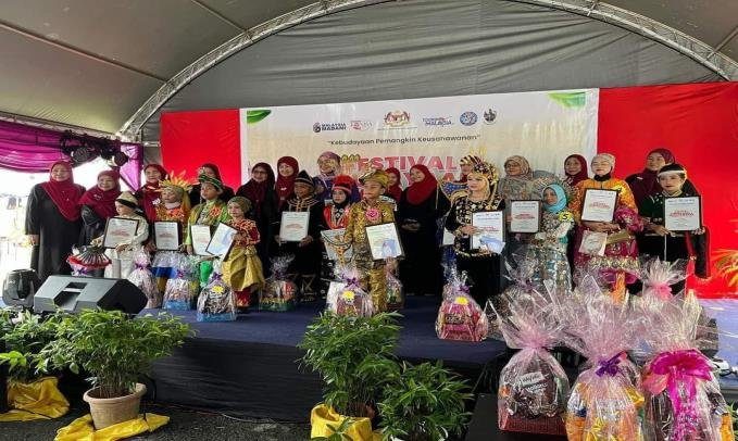 Penyerahan sijil & sumbangan komuniti